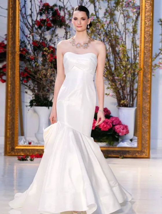 This Anne Barge Summersweet wedding dress Blue Willow Bride is Brand New! This gorgeous Anne Barge Blue Willow Bride bridal gown is from the Blue Willow Bride Collection and has its hang tag attached. The gown is strapless with a sweetheart neckline, a trumpet silhouette & a sweep train. The sheer lace on the back bodice adds a touch of sexy, but still very elegant! There is a bow on the back side skirt. This Anne Barge wedding dress will flatter your figure & make you feel like a princess on your wedding day!